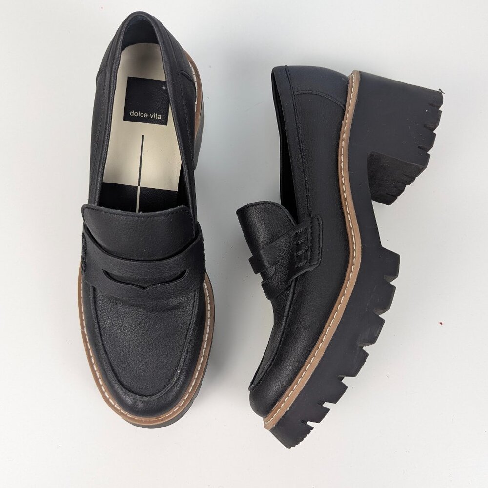 Dolce Vita Tan Flats with Sleek Design